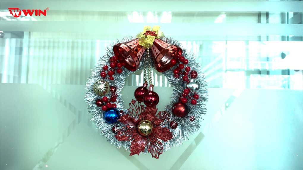 Trang trí cửa bằng vòng hoa Noel